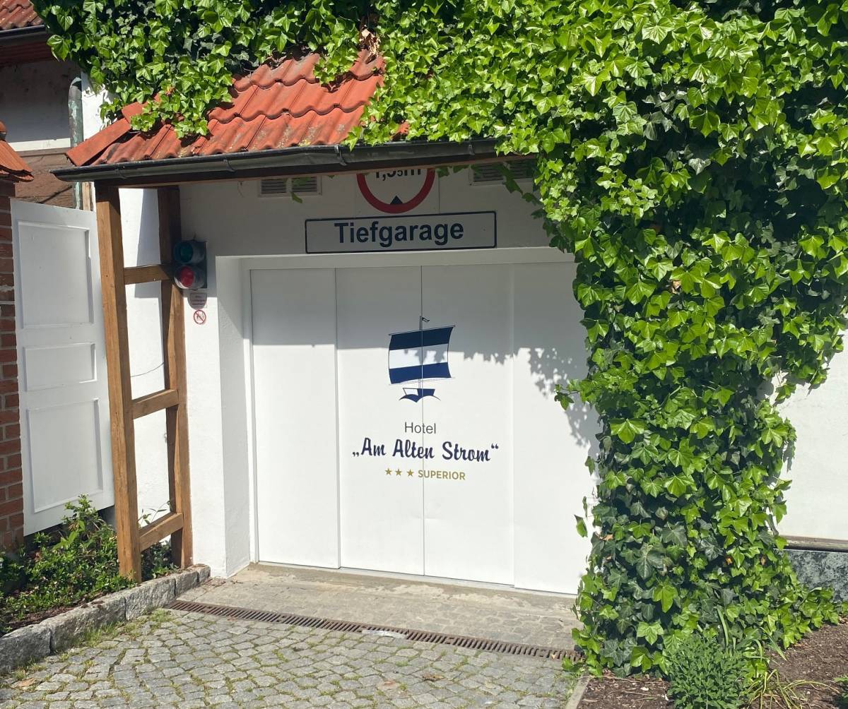 Einfahrt zu Tiefgarage des Hotels am Alten Strom