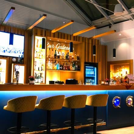 Die Lobby-Bar zur Galeone am Abend mit Beleuchtung