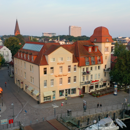 Das Hotel am Alten Strom mit der Region Warnemünde im Hintergrund