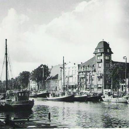 Gemälde Hotel mit Turm 