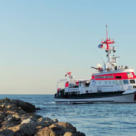 Warnemünder Leuchtturm und ein Rettungsboot der DGzRS