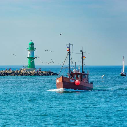 Fischkutter vor dem Molenfeuer Warnemünde