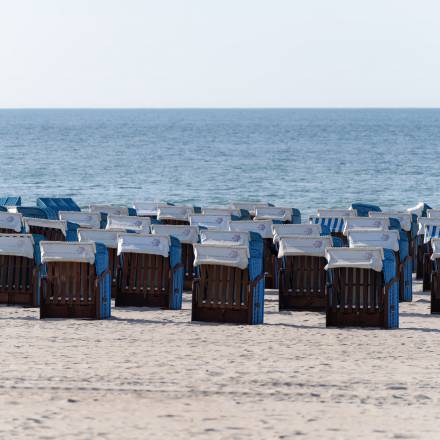 Strandkörbe am Strand von Warnemünde