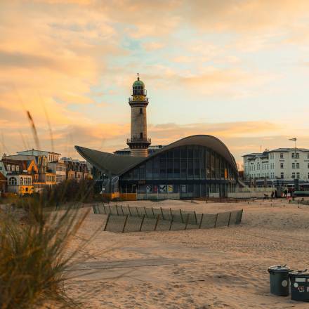 Warnemünder Leuchtturm und Teepott