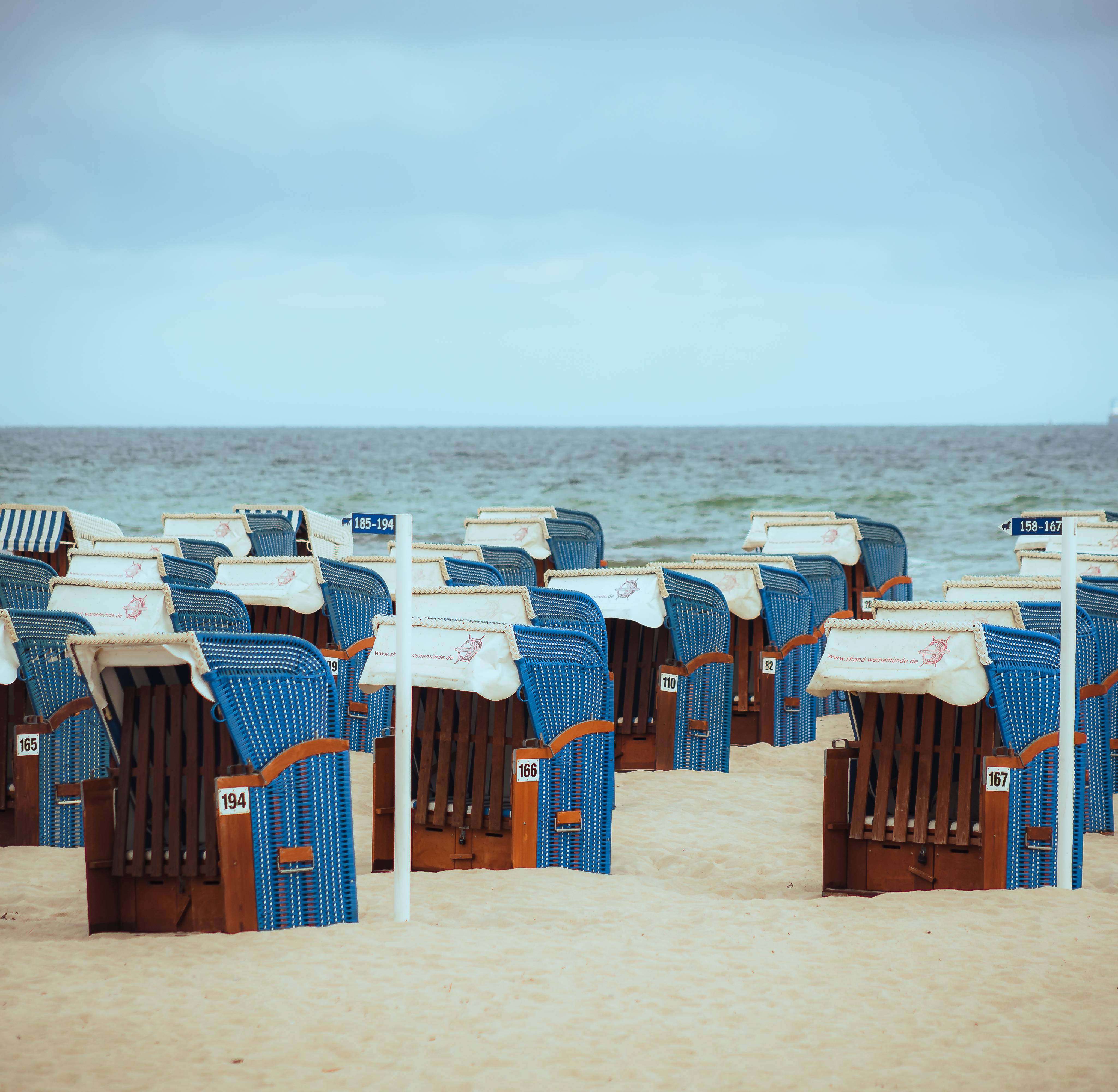 Strandkörbe am Strand der Ostsee