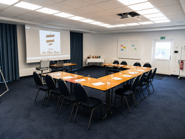 Tagungsraum mit U-Form Bestuhlung und Leinwand
