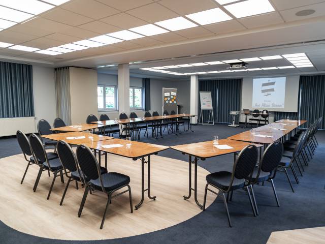 Tagungsraum groß mit U-Form Bestuhlung und Leinwand