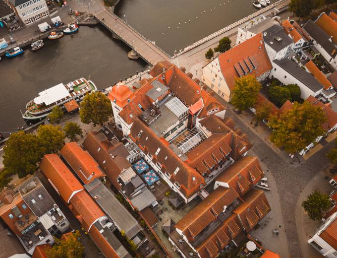 Luftaufnahme auf den Alten Strom und das Hotel am Alten Strom