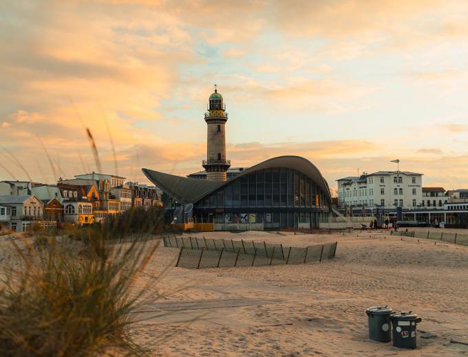 Leuchtturm und Teepott Warnemünde