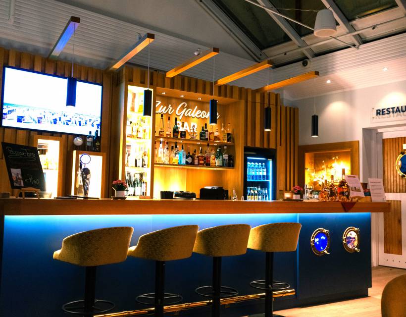 Die Lobby-Bar zur Galeone am Abend mit Beleuchtung