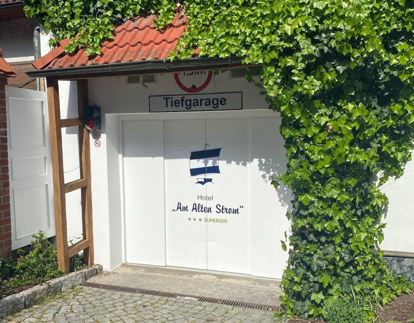 Einfahrt zu Tiefgarage des Hotels am Alten Strom