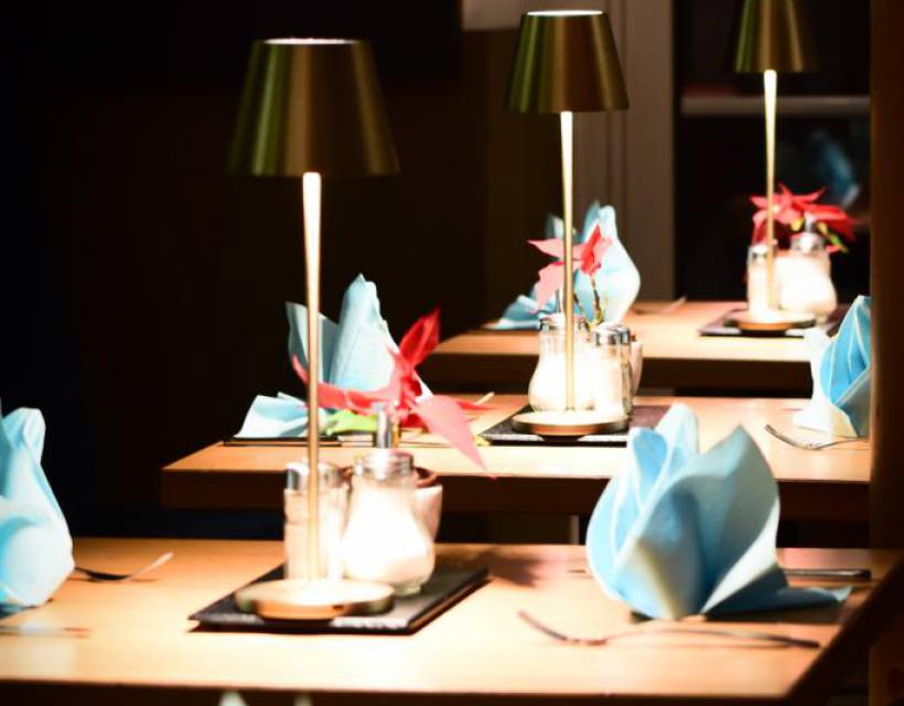 Gedeckte Tische am Abend im Restaurant am Alten Strom