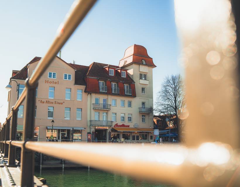 Blick von der Brücke auf das Hotel am Alten Strom