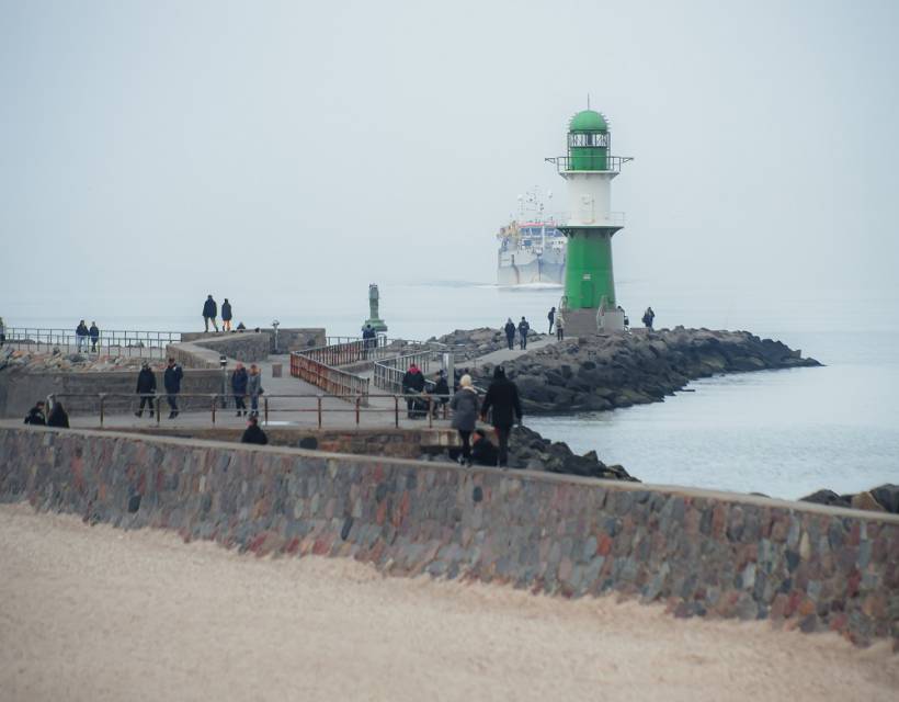 Der Leuchtturm in Warnemünde bei nebeligem Wetter