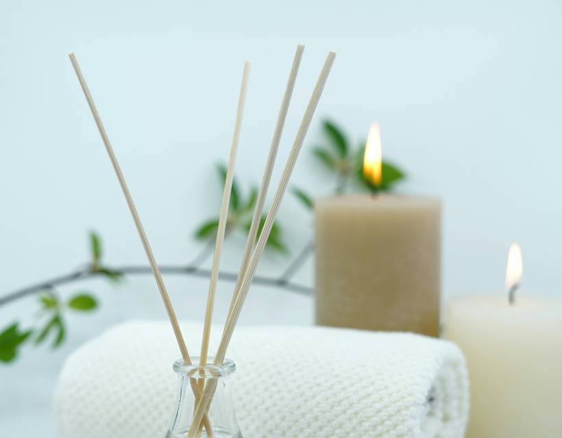 Kerzen, Handtücher und Duftstäbchen als Dekoration