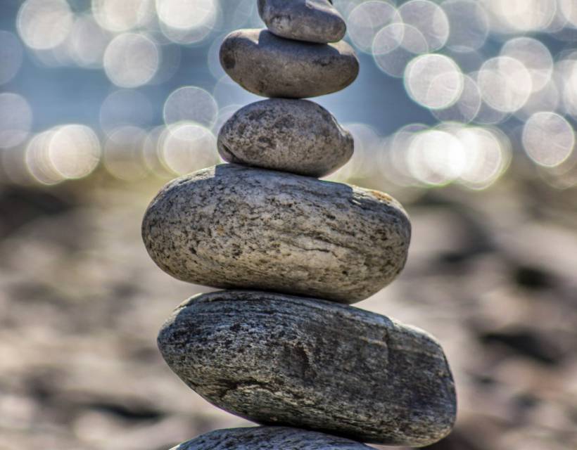 Gestapelte Steine am Strand