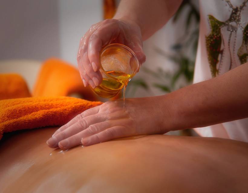 Rückenmassage mit Öl