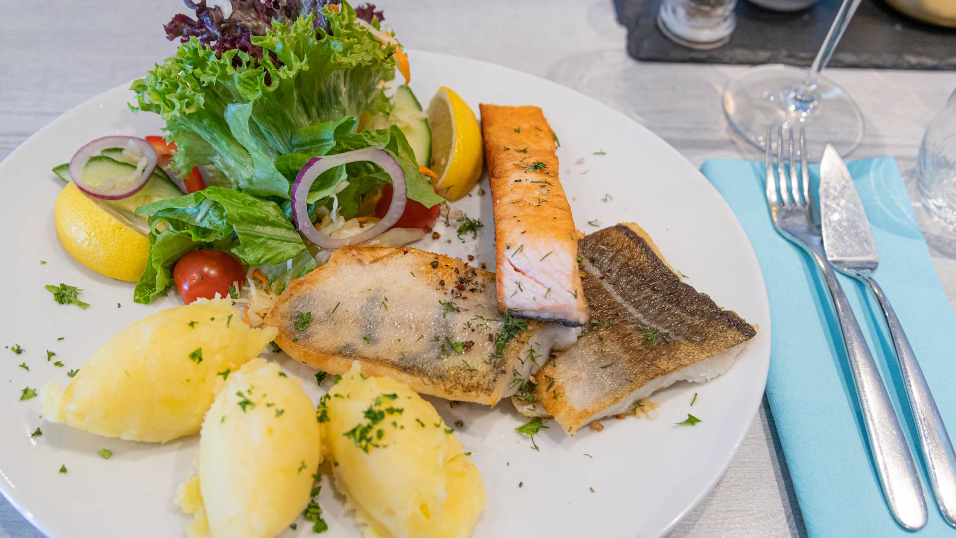 Fischteller mit Kartoffelbrei